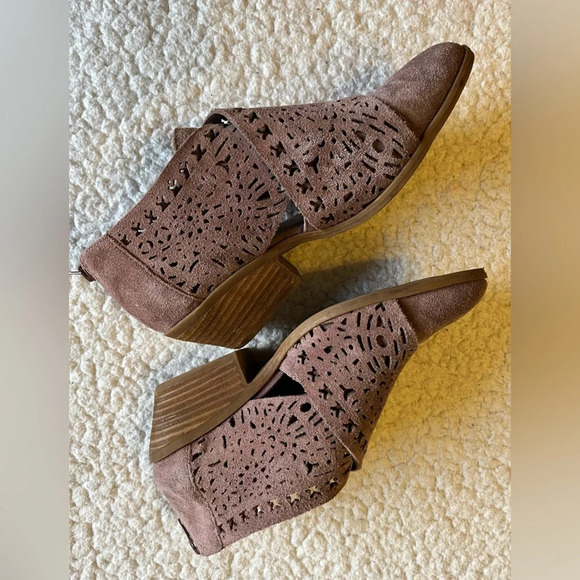 Carlos by Carlos Santana Miranda ankle boot, mauve. Suede. Size 7.5 - Picture 5 of 9